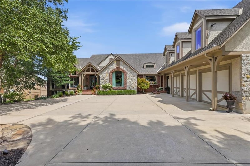206 South Shore Dr, Lake Winnebago, MO 64034