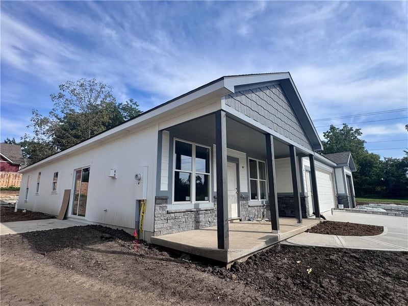 8675 Eagle Creek Dr, De Soto, KS 66018