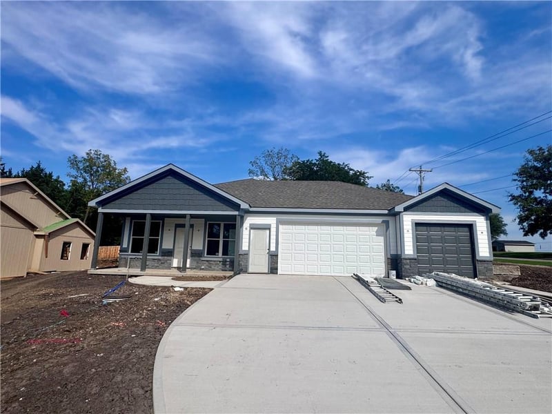 8675 Eagle Creek Dr, De Soto, KS 66018