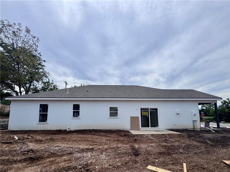 8675 Eagle Creek Dr, De Soto, KS 66018