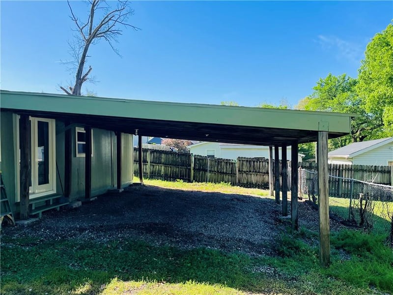 602 Eisenhower Rd, Lansing, KS 66043