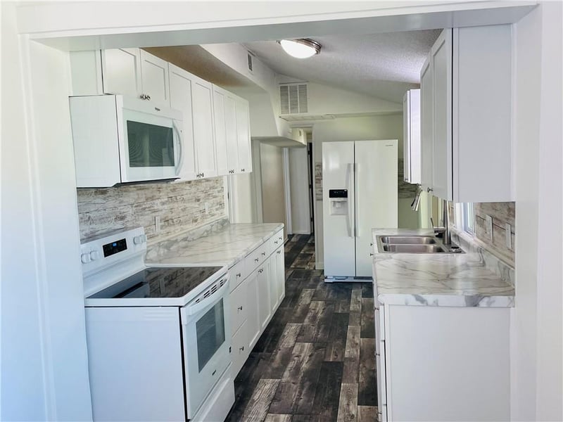 602 Eisenhower Rd, Lansing, KS 66043
