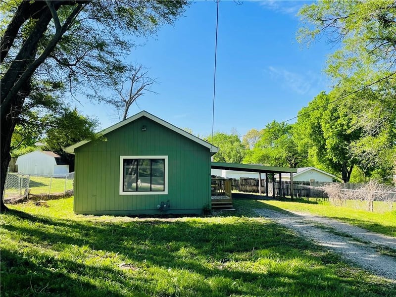 602 Eisenhower Rd, Lansing, KS 66043