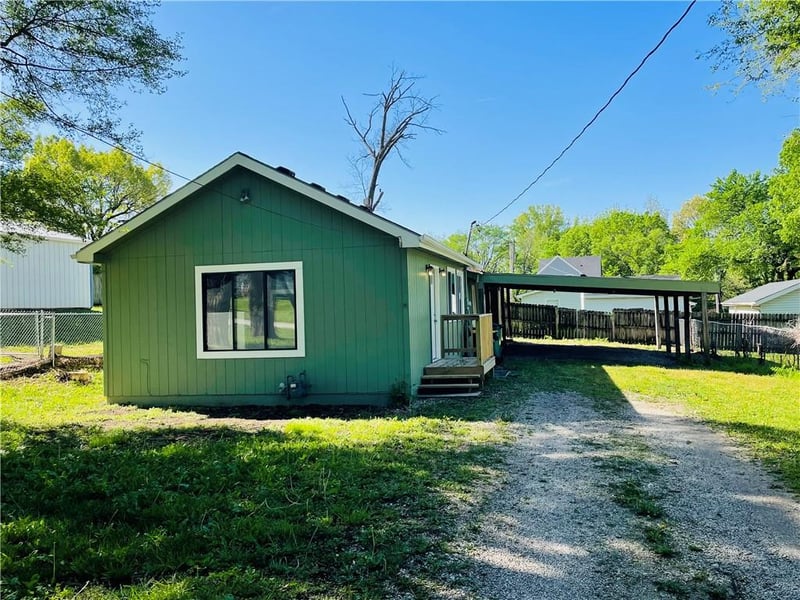 602 Eisenhower Rd, Lansing, KS 66043