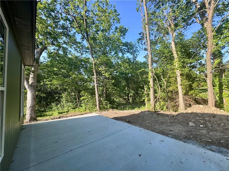 8479 Eagle Creek Dr, De Soto, KS 66018