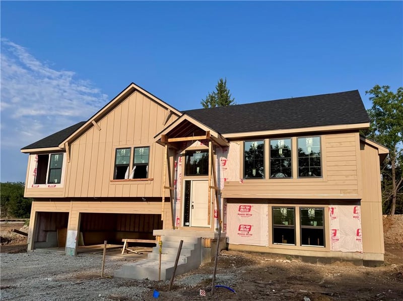 8663 Eagle Creek Dr, De Soto, KS 66018