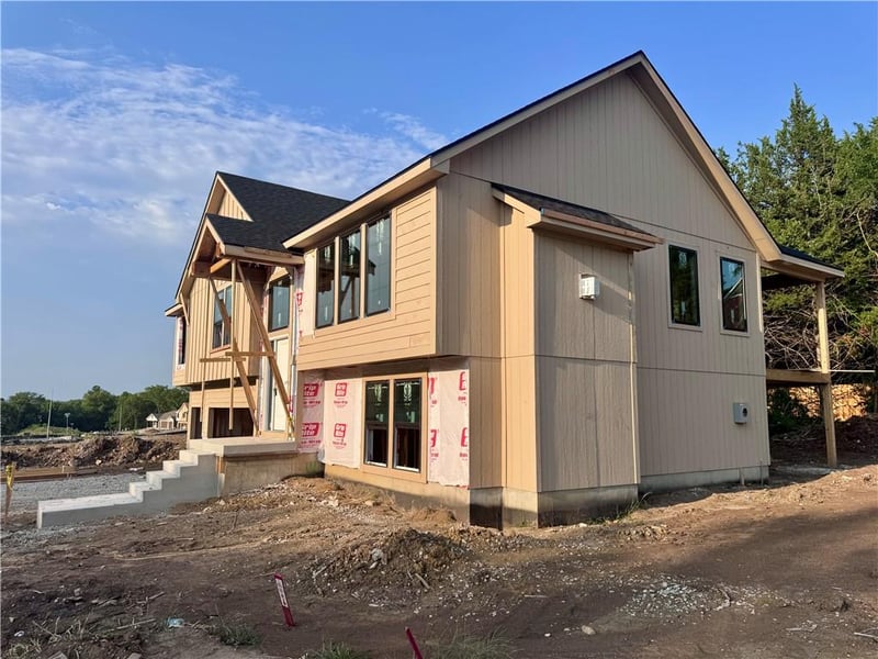 8663 Eagle Creek Dr, De Soto, KS 66018