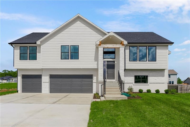 8663 Eagle Creek Dr, De Soto, KS 66018