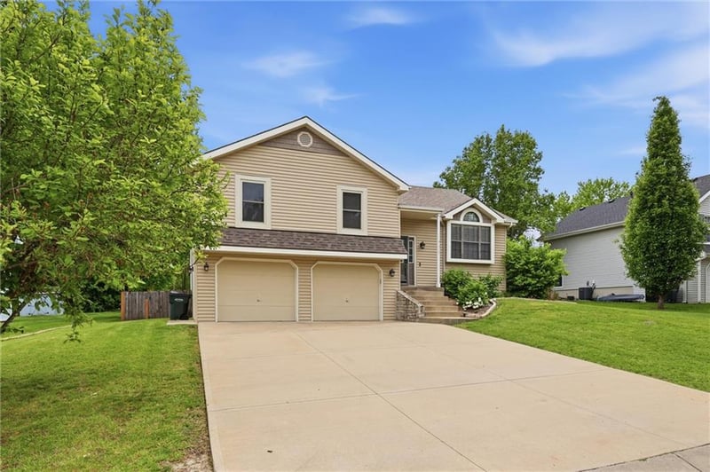 913 Park Ave, Leavenworth, KS 66048
