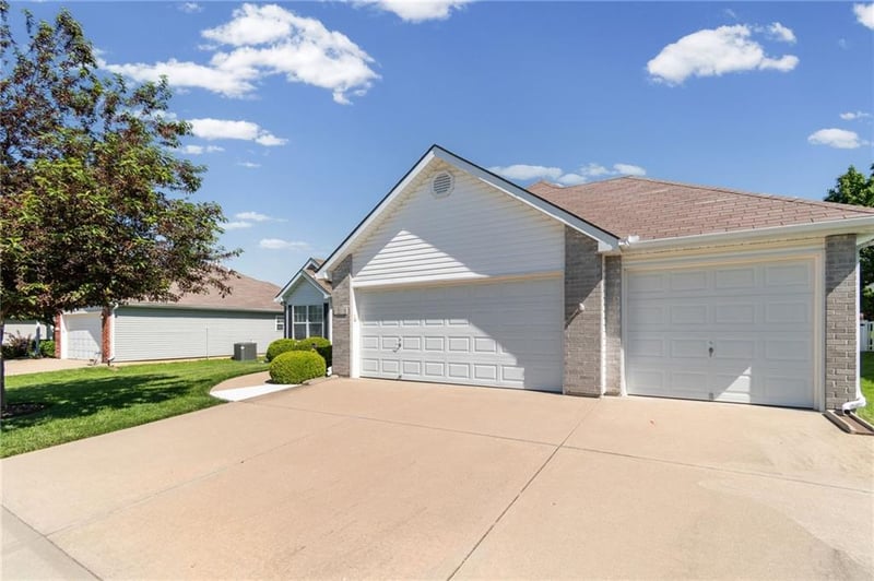 1016 Carlisle Dr, Raymore, MO 64083
