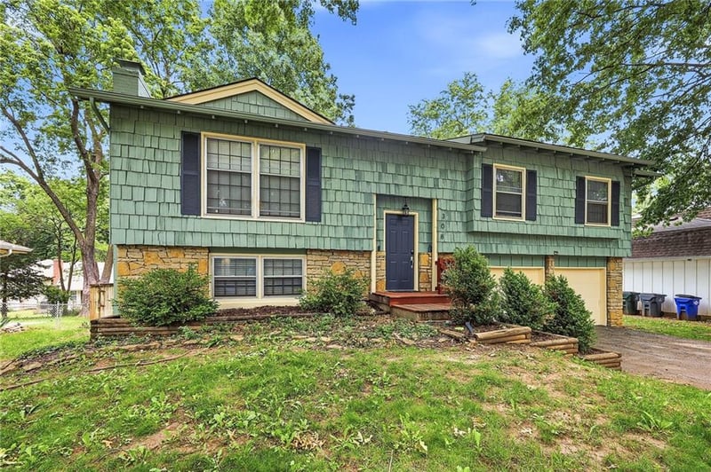 308 Cardinal Dr, Olathe, KS 66062