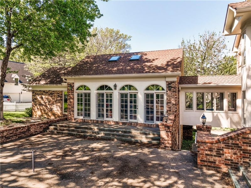 8616 Cedar Dr, Prairie Village, KS 66207