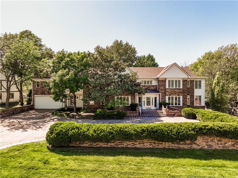 8616 Cedar Dr, Prairie Village, KS 66207