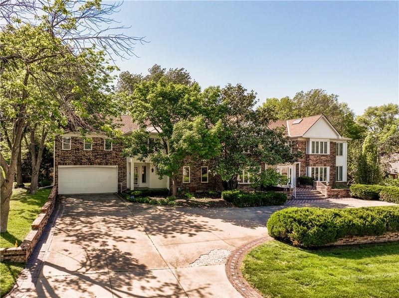 8616 Cedar Dr, Prairie Village, KS 66207