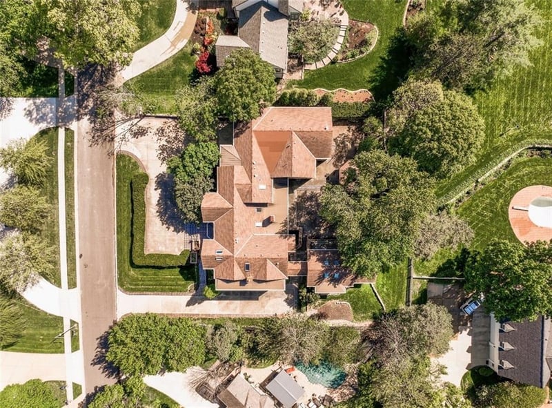 8616 Cedar Dr, Prairie Village, KS 66207