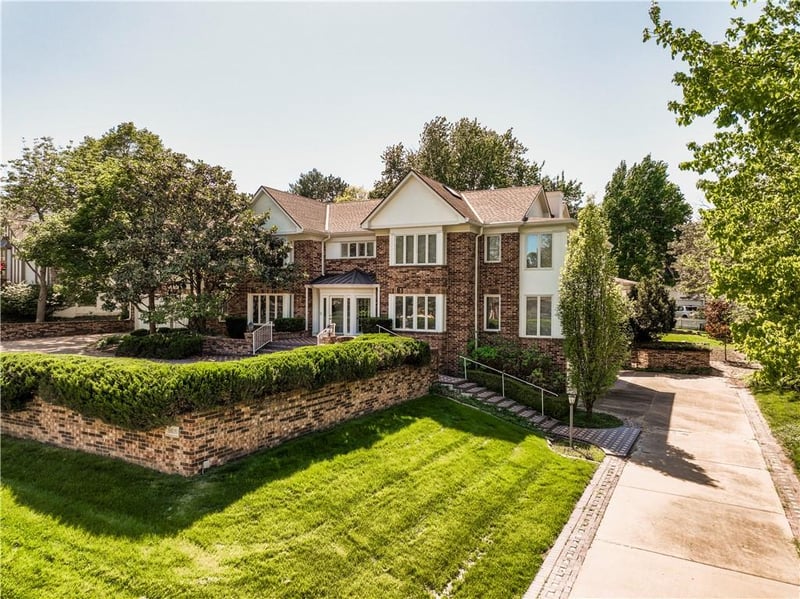 8616 Cedar Dr, Prairie Village, KS 66207