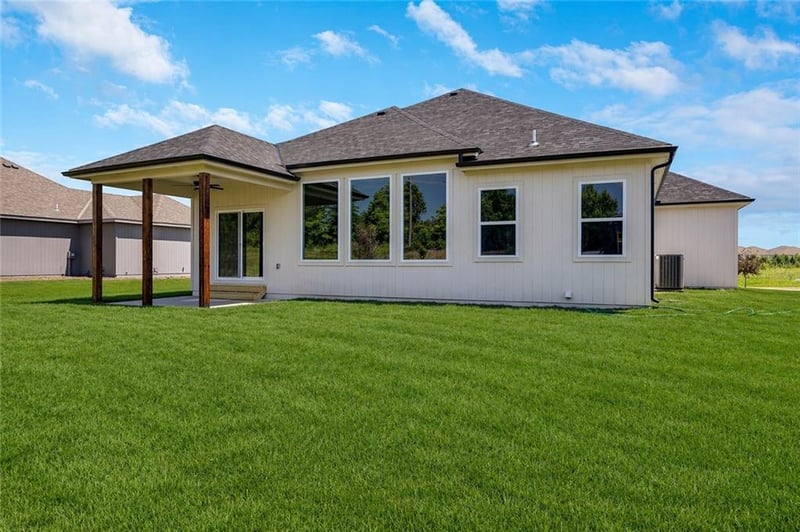 216 Chelmsford Dr, Blue Springs, MO 64014