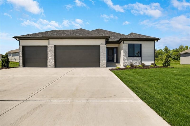 216 Chelmsford Dr, Blue Springs, MO 64014