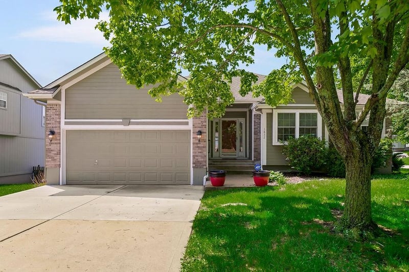 1832 Stonewood Dr, Lee's Summit, MO 64086