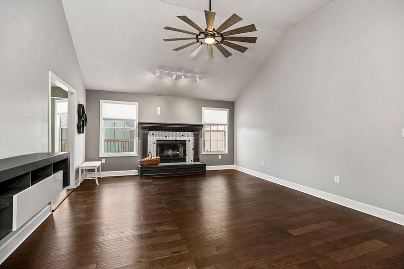 1832 Stonewood Dr, Lee's Summit, MO 64086