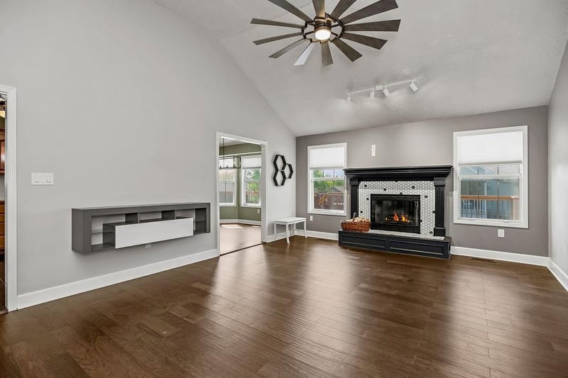 1832 Stonewood Dr, Lee's Summit, MO 64086