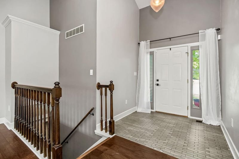 1832 Stonewood Dr, Lee's Summit, MO 64086