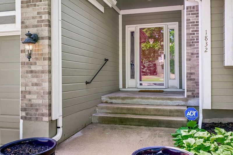 1832 Stonewood Dr, Lee's Summit, MO 64086