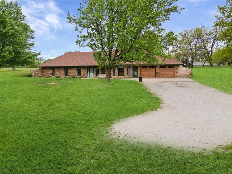 4021 Country Squire Rd, Oak Grove, MO 64075