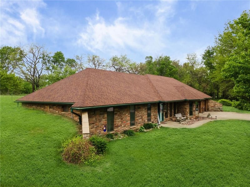 4021 Country Squire Rd, Oak Grove, MO 64075