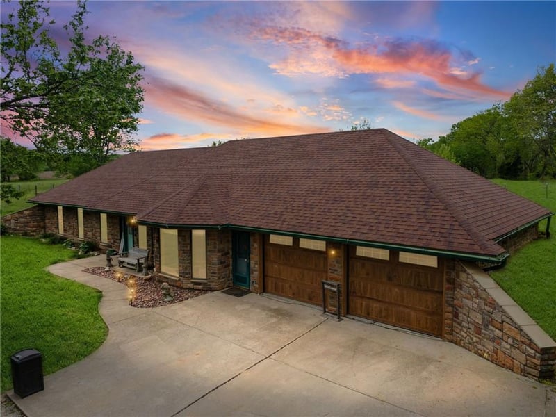 4021 Country Squire Rd, Oak Grove, MO 64075