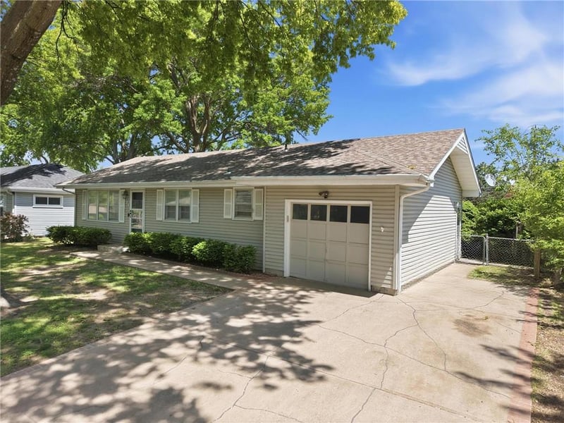 504 Curtis St, Olathe, KS 66061