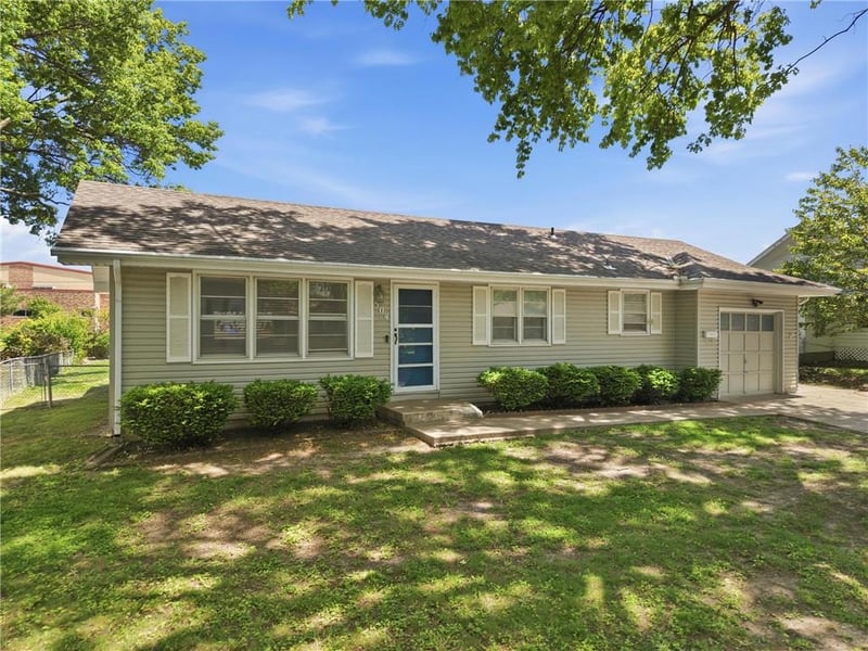 504 Curtis St, Olathe, KS 66061