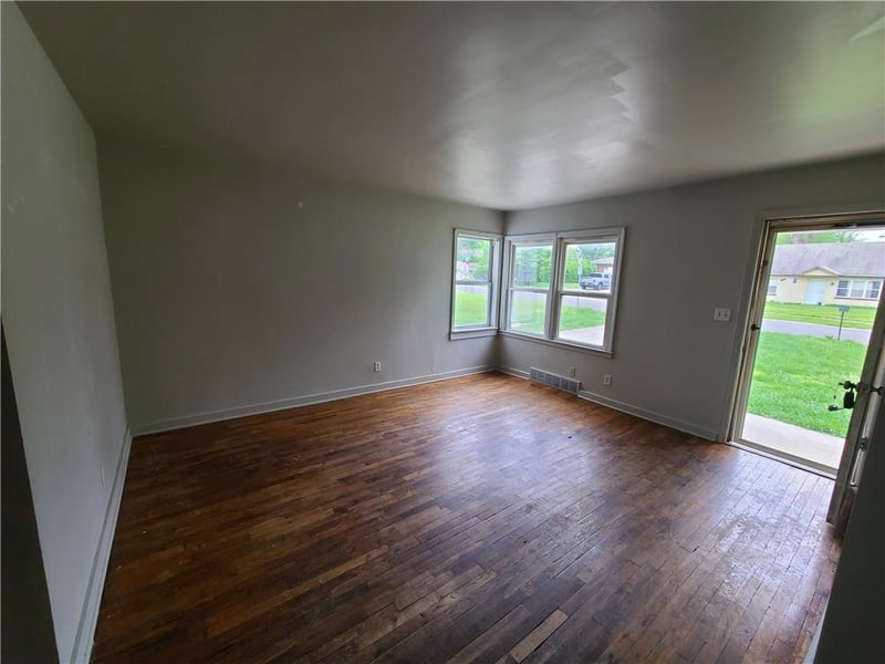 103 Grant Dr, Warrensburg, MO 64093