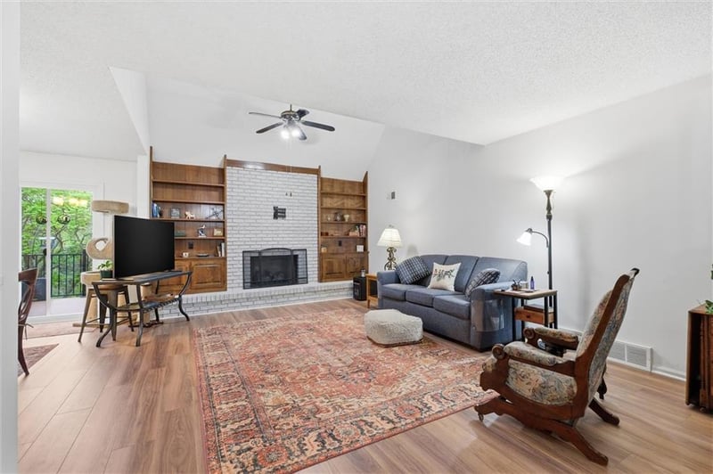 70 Woodbridge Ln, Kansas City, MO 64145