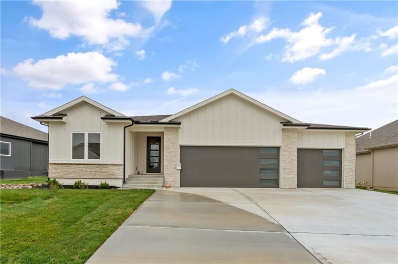 4125 Dearborn Ln, Lee's Summit, MO 64064