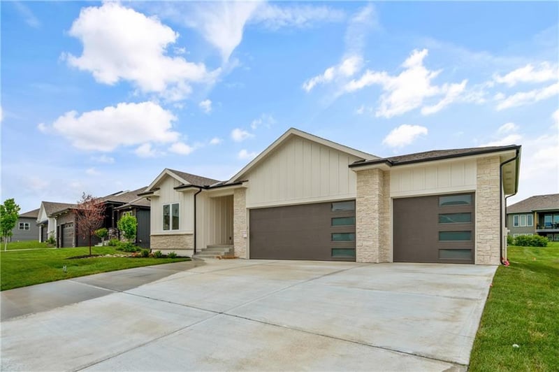 4125 Dearborn Ln, Lee's Summit, MO 64064