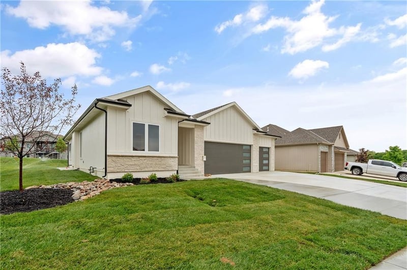 4125 Dearborn Ln, Lee's Summit, MO 64064