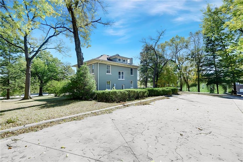 221 Front St, Bonner Springs, KS 66012