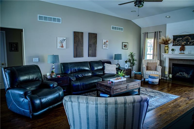 1906 160th Ter, Basehor, KS 66007