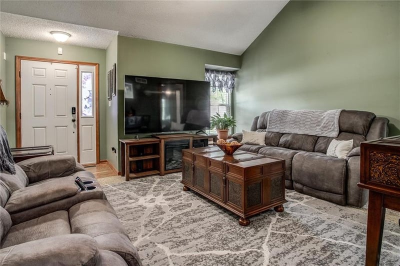 5005 Nantucket Dr, Blue Springs, MO 64015