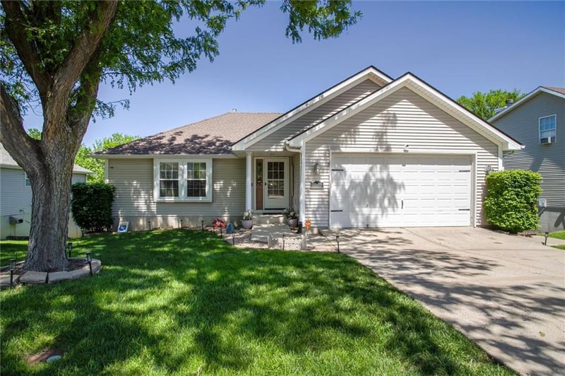 5005 Nantucket Dr, Blue Springs, MO 64015
