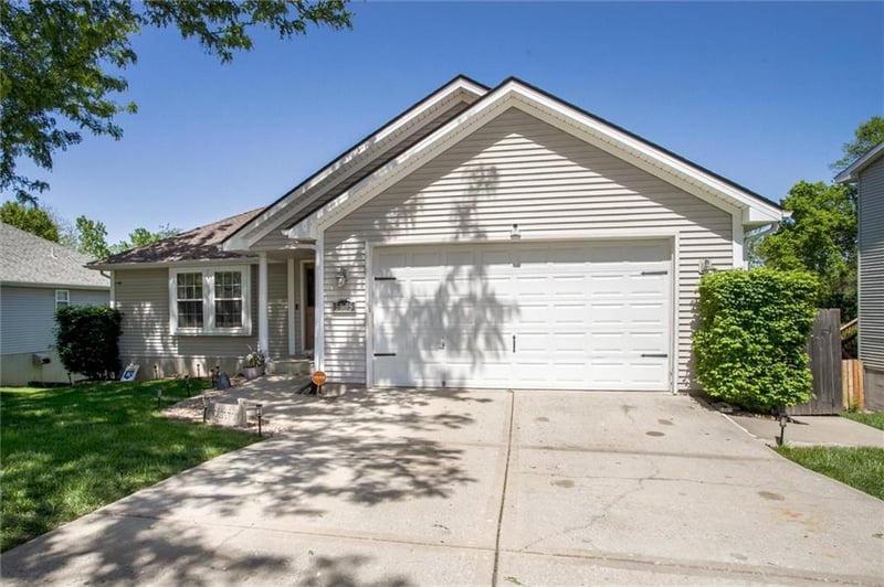 5005 Nantucket Dr, Blue Springs, MO 64015