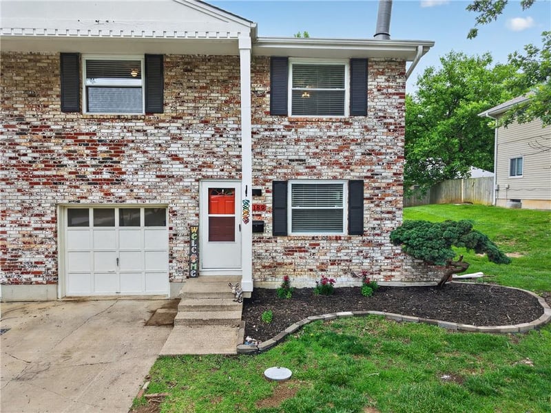 7189 NW Chapel Woods Ln, Kansas City, MO 64152