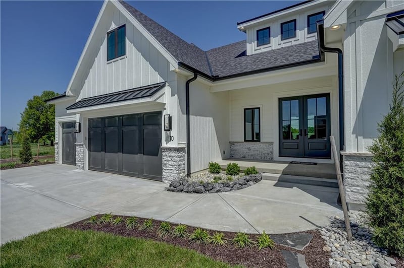 10 Red Fox Cir, Lake Winnebago, MO 64034