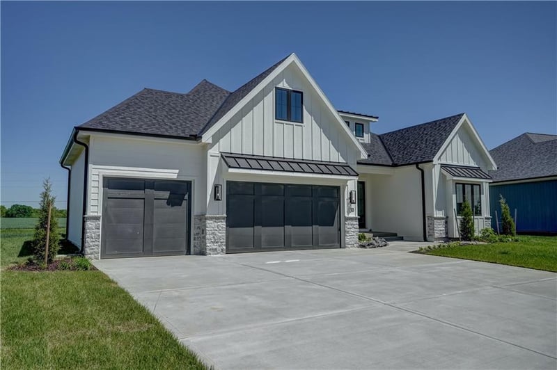 10 Red Fox Cir, Lake Winnebago, MO 64034