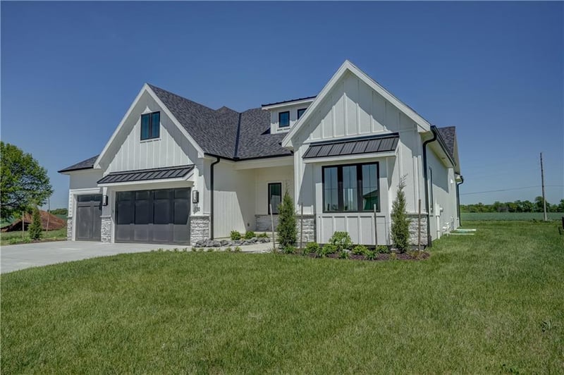 10 Red Fox Cir, Lake Winnebago, MO 64034