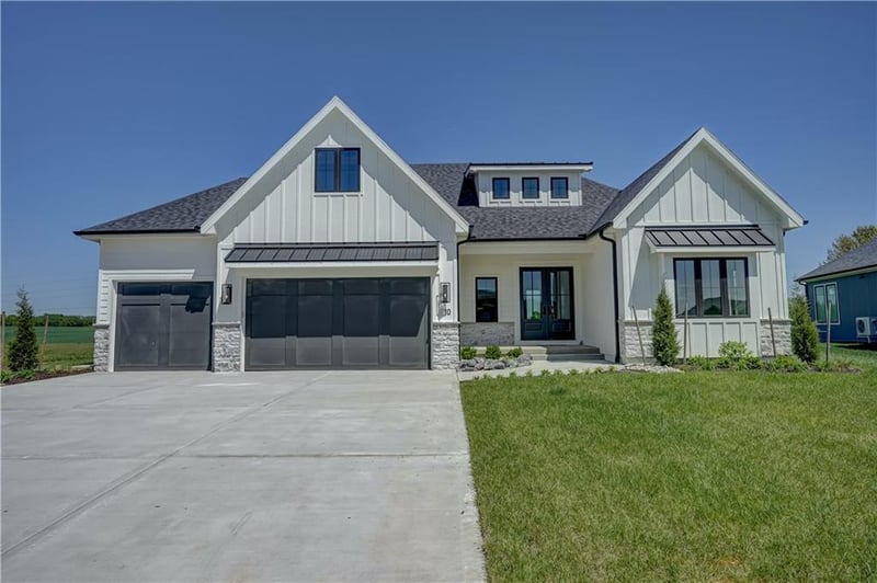 10 Red Fox Cir, Lake Winnebago, MO 64034