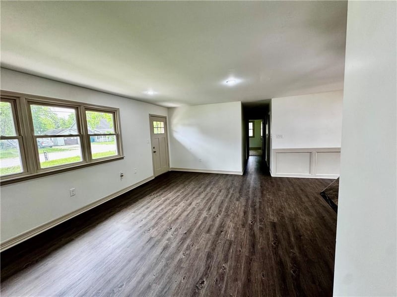 102 W 1st St, Garden City, MO 64747