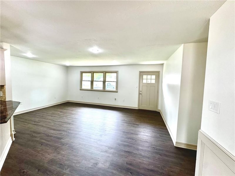 102 W 1st St, Garden City, MO 64747