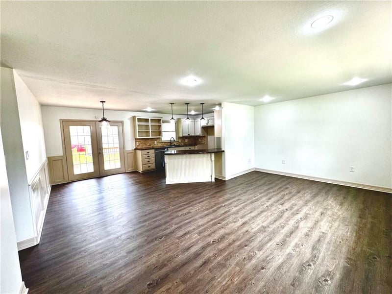 102 W 1st St, Garden City, MO 64747